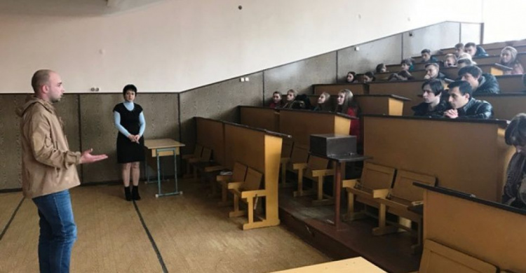В Кривом Роге ко Дню украинского добровольца прошла встреча со студентами университета (фото)
