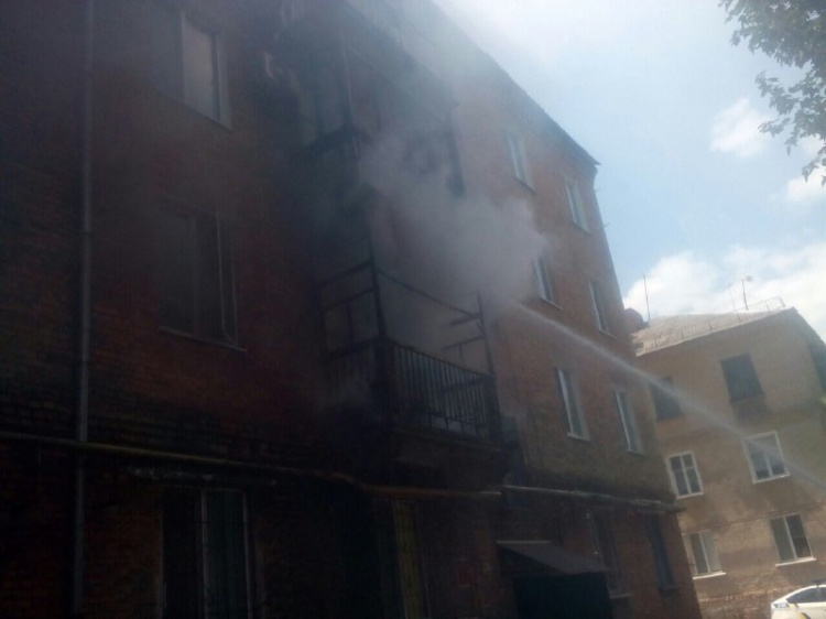 В Кривом Роге при пожаре на балконе пострадали трое детей (фото)