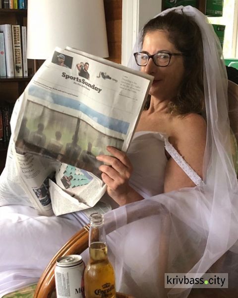 Американка в поисках жениха не снимает свадебное платье (ФОТО)
