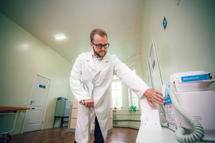 Спасать жизни: Константин Усов обеспечил больницу в Кривом Роге приборами для реанимации