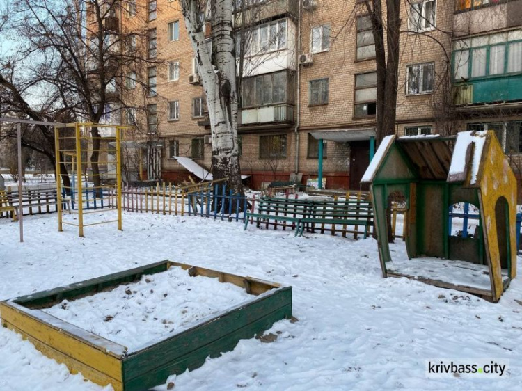 Містянин вимагає привести до ладу дитячий майданчик по вул. Бизова (петиція)