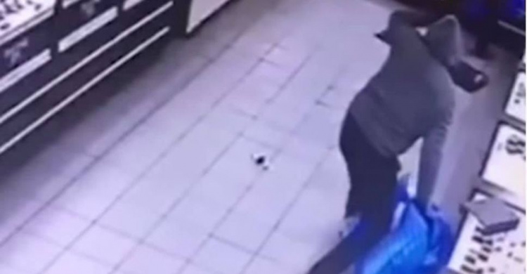 Неадекват с автоматом и напуганная продавец: в сети появилось видео ограбления ювелирного магазина в Кривом Роге (видео)