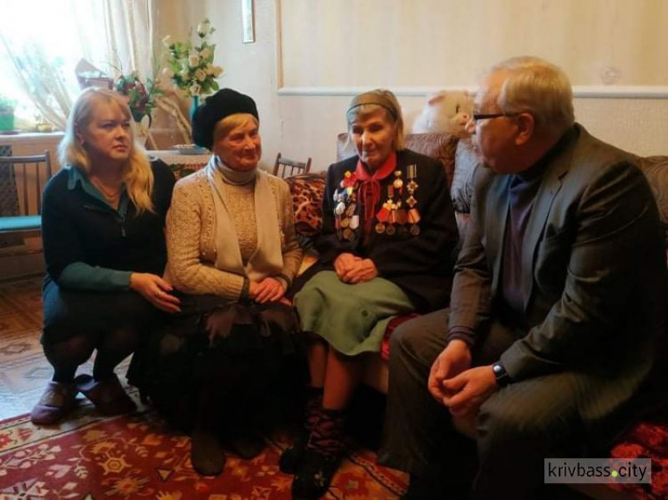 З теплими словами та подарунком:  міський голова Юрій Вілкул привітав визволительку Кривого Рогу