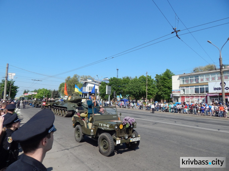 По улицам Кривого Рога проехал танк Т-34, который дошел до Берлина (ФОТО)