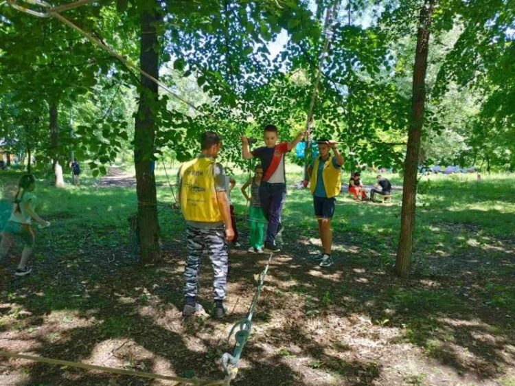 Лето должно быть веселым: в Кривом Роге среди школьников прошла городская игра "Котигорошок" (фото)