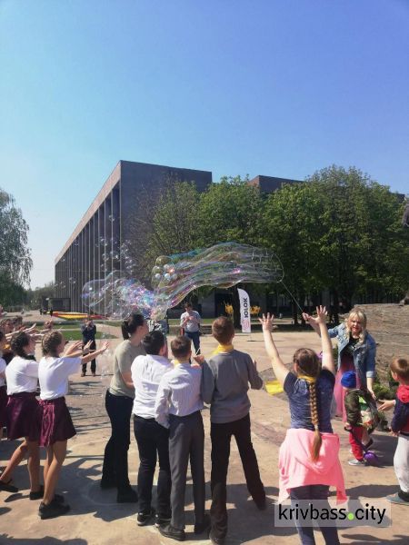 В центре Кривого Рога школьники устроили танцевальный экологический флешмоб (фото, видео)