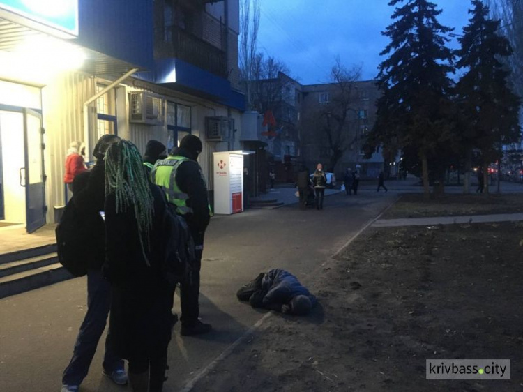 На Соцгороде криворожане оказали помощь мужчине без документов