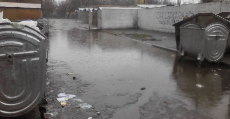 Коммунальный беспредел: жители "Муравейника" в Кривом Роге вплавь добираются к мусорным бакам (ФОТОФАКТ)