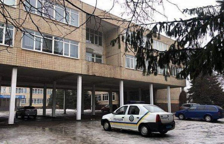 В Кривом Роге школьников эвакуировали из зданий: полиция проверяет информацию о заминировании (фото) 