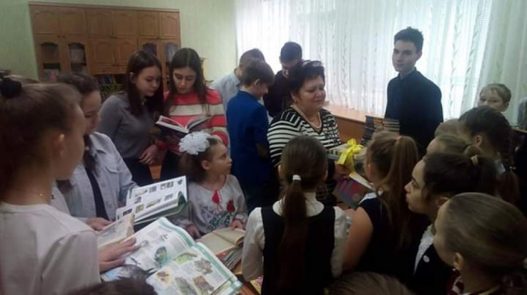 Подари книгу другу: криворожские школьники присоединились к Международному дню дарения книги (фото)
