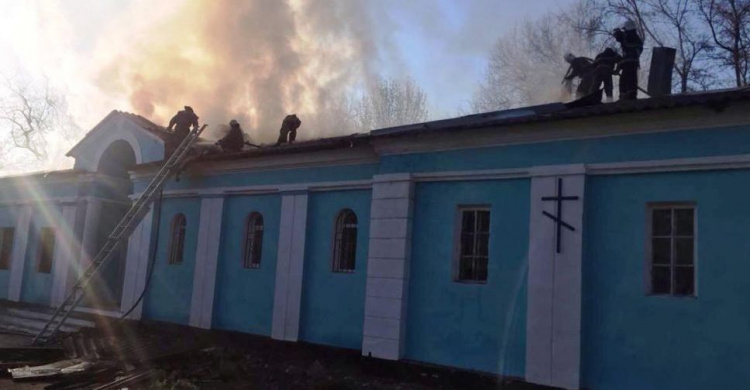 Уже горят, но не свечи: на Днепропетровщине сегодня утром спасатели тушили загоревшуюся церковь (фото, видео)