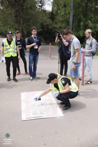 "Возьми ребёнка за руку": в Кривом Роге появились надписи для пешеходов (фото)