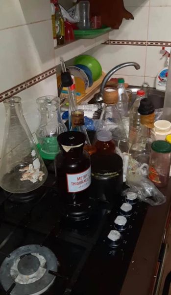 Наркотики, оружие и "магазин электроники" обнаружили правоохранители в квартире криворожанина (фото)