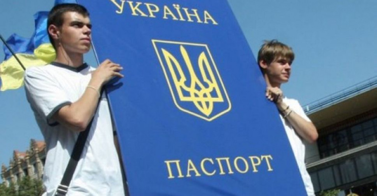 Криворожане все еще могут получить новый паспорт гражданина Украины в виде книжечки, без чип-карты