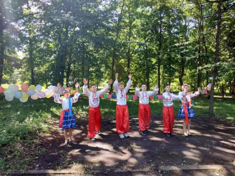 Лето должно быть веселым: в Кривом Роге среди школьников прошла городская игра "Котигорошок" (фото)