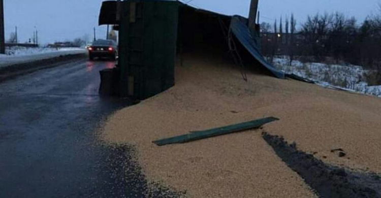 В Кривом Роге в результате ДТП перевернулся грузовик с зерном