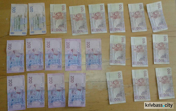 Криворожскому полицейскому предложили 4000 грн., чтобы закрыть «дело» (ФОТО)
