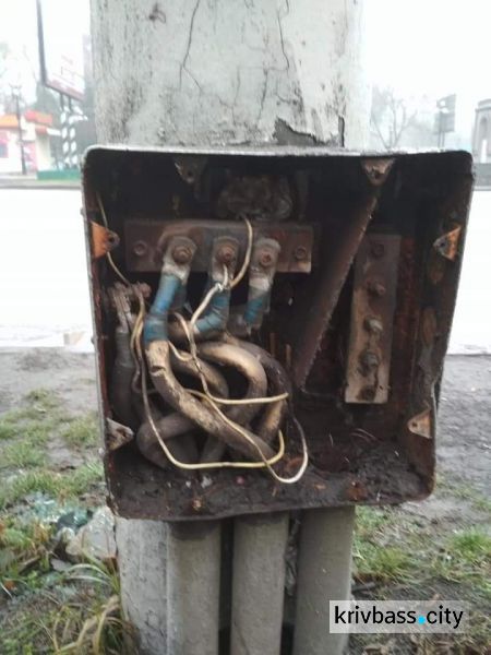 В Кривом Роге жители жалуются на оголенные провода на электроопорах (ФОТО)