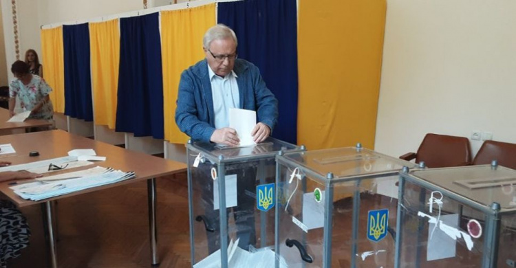Мэр Кривого Рога Юрий Вилкул проголосовал на выборах (фото)