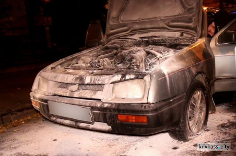 В Кривом Роге на ходу загорелся легковой автомобиль (ФОТО)