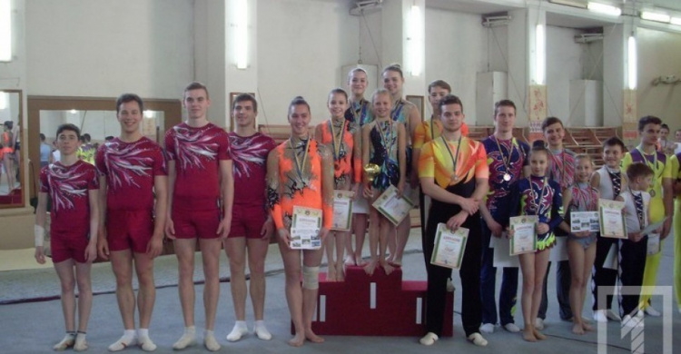 Акробаты из Кривого Рога одержали победу на всеукраинском турнире (ФОТО)