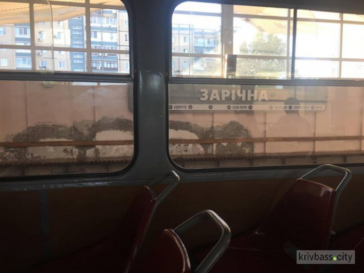 Жители Кривого Рога и депутаты просят срочно заняться ремонтом станций скоростного трамвая (ФОТО)
