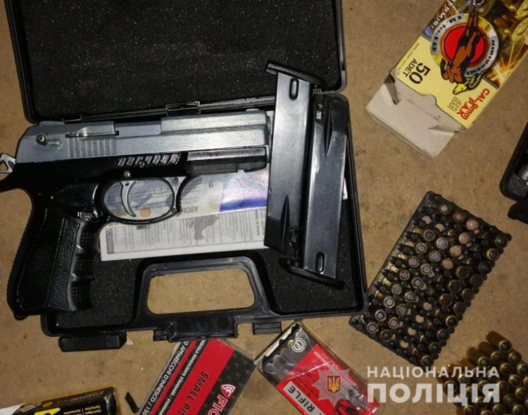В Днепропетровской области двое мужчин торговали оружием через соцсети (фото)