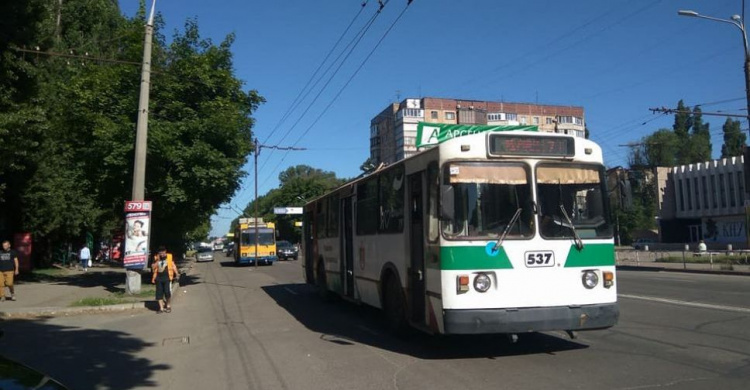 В Кривом Роге над проезжей частью повисла опора от троллейбусной сети (ФОТО)