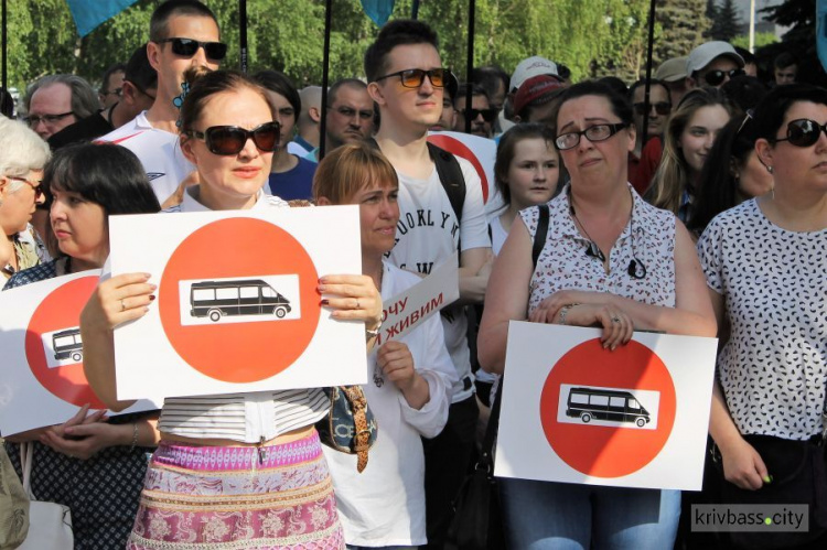 В Кривом Роге жители вышли на акцию "Доехать живым" (ФОТО) + (ВИДЕО)
