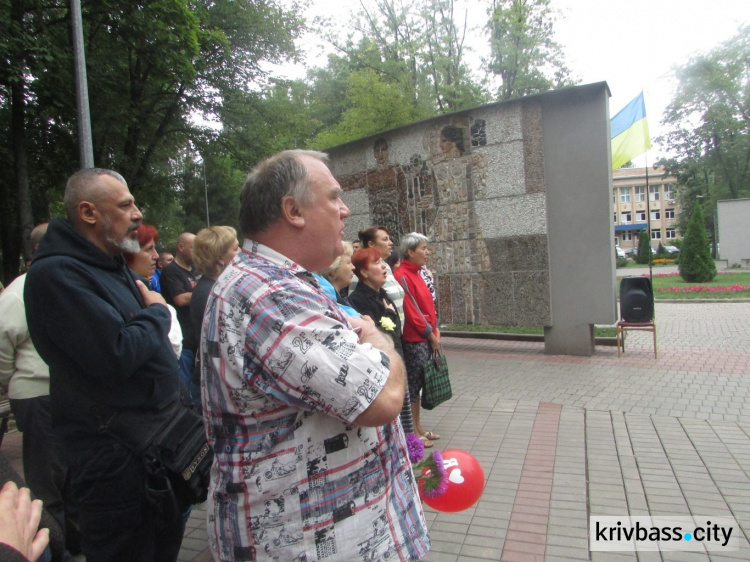 В Кривом Роге замкомбата стал на колени перед родственниками погибших под Иловайском (ФОТО)