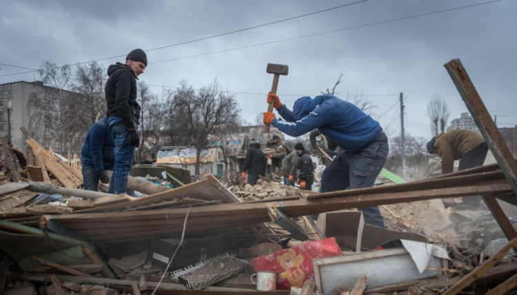 На Дніпропетровщині можна долучитись до «Армії відновлення»: безробітні допомагають з облаштуванням