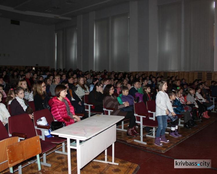 Студенты Криворожского педуниверситета превратились в "ангелов" для трехсот детей (ФОТО)