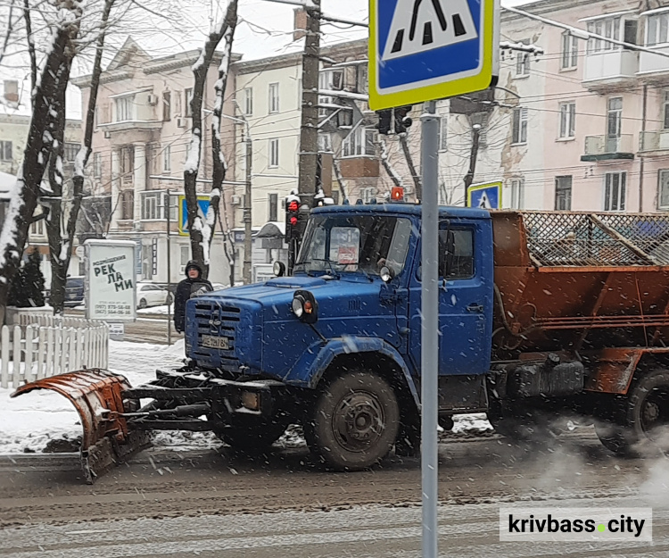 Під час снігопадів дороги та вулиці Кривого Рогу будуть прибирати за допомогою 60 спецмашин