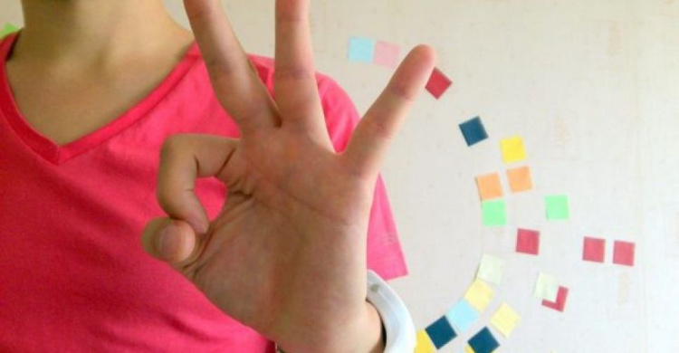 В Кривом Роге служащие учат язык жестов