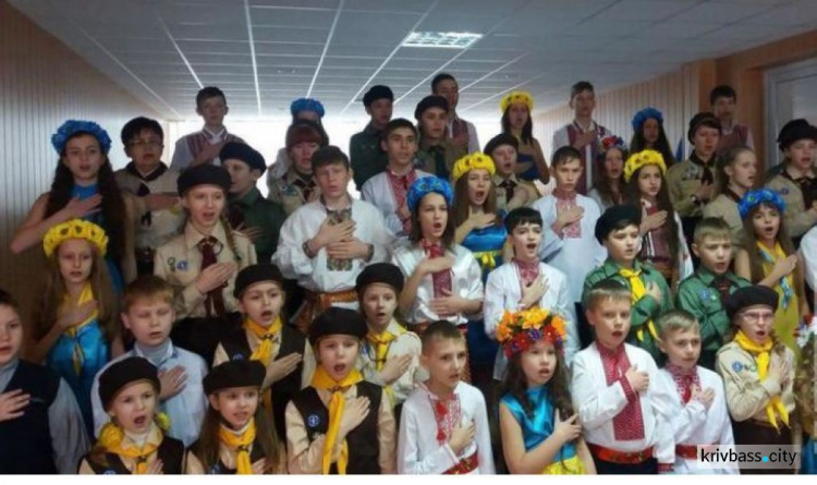 В Кривом Роге слабослышащие дети исполнили Гимн Украины на языке жестов (ФОТО)