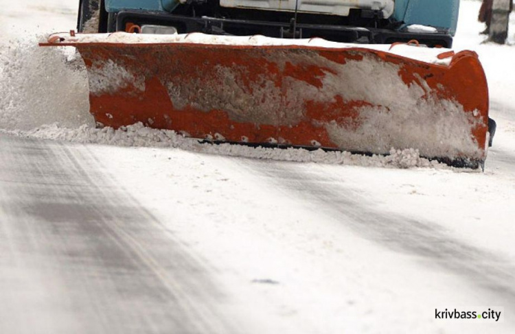 На автошляхах Дніпропетровської області працюють майже 100 снігоприбиральних машин