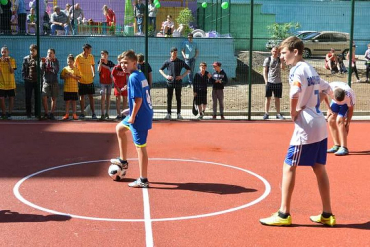 В Покровском районе Кривого Рога открыли сразу две площадки - для детей и спортсменов (ФОТО)