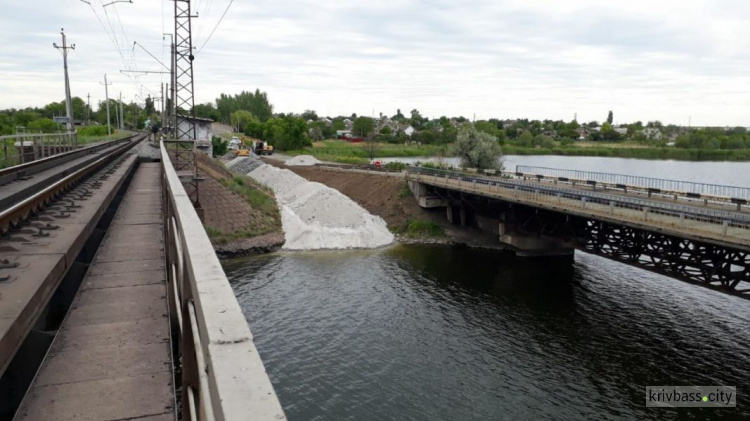 Возле разрушенного моста на Днепропетровщине строят временную понтонную переправу