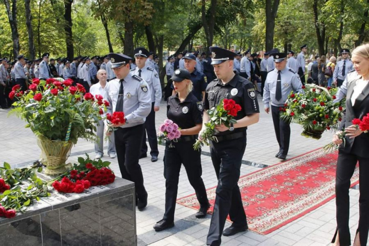 На Днепропетровщине и в Кривом Роге почтили память погибших правоохранителей (фото)