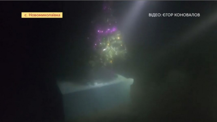 Праздник под водой: на Днепропетровщине дайверы установили елку на глубине 40 метров (фото)