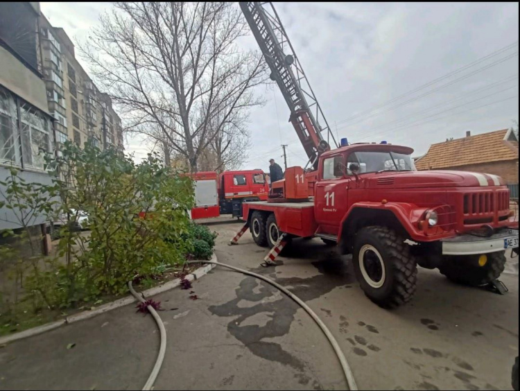 Вогнеборці врятували літню криворожанку з палаючої квартири