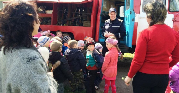 В Криворожском районе спасатели поговорили с детьми