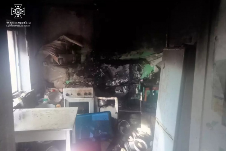 11 рятувальників гасили пожежу у Кривому Розі: чи є постраждалі