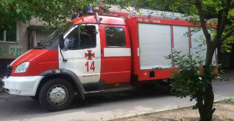 При пожаре в криворожской многоэтажке погиб человек (ФОТО)