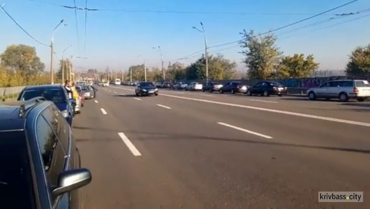 Водители Кривого Рога бастуют против повышения цен на бензин: затруднено движение по улице Волгоградской (ФОТО)