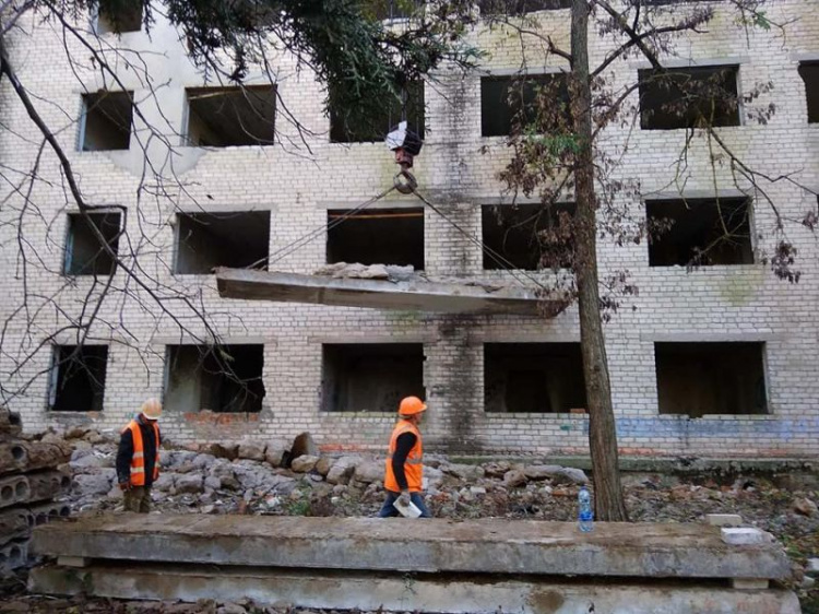 В Кривом Роге приступили к демонтажу аварийного здания (фото)
