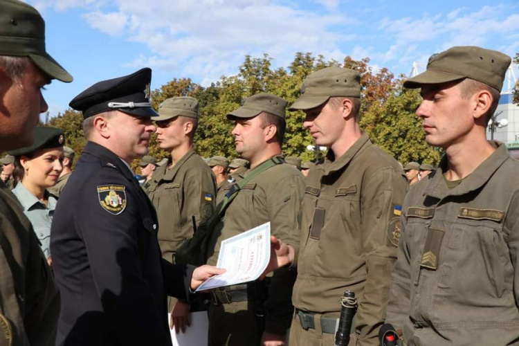 В Кривом Роге нацгвардейцам вручили сертификаты Донецкого юридического института (фото)