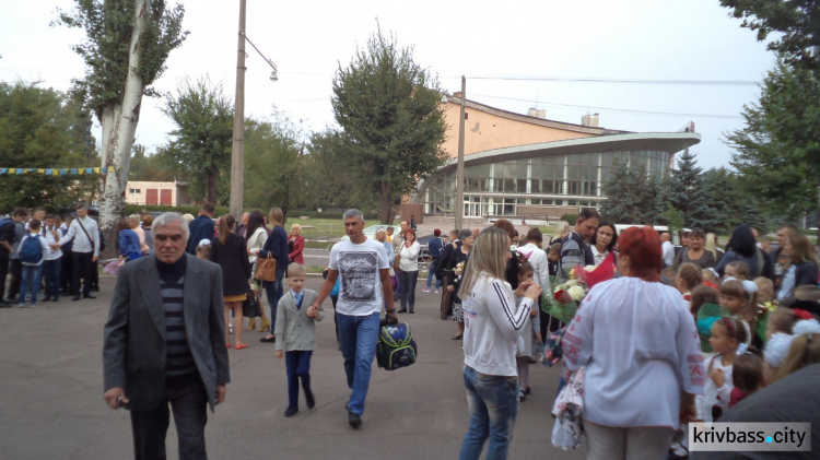 Криворожские школы распахнули свои двери для 65 тысячи учеников (ФОТО)