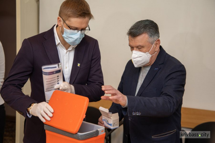 Акционер Метинвеста Вадим Новинский передал днепропетровской областной лаборатории 10 тысяч тест-систем для диагностики коронавируса