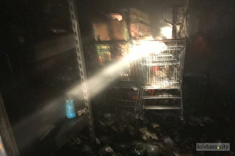 Уничтожены продукты и товар: на Макулане ночью загорелся склад супермаркета